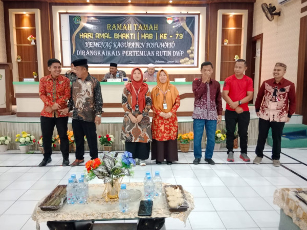 Juara 1 Beregu Bulu Tangkis, Kepala MTsN 1 Pohuwato dan Guru Penjas Harumkan Nama Madrasah