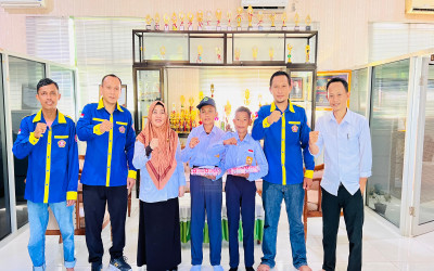 Peserta Didik MTsN 1 Pohuwato Terima Hadiah dari Karang Taruna Al-Ikhlas